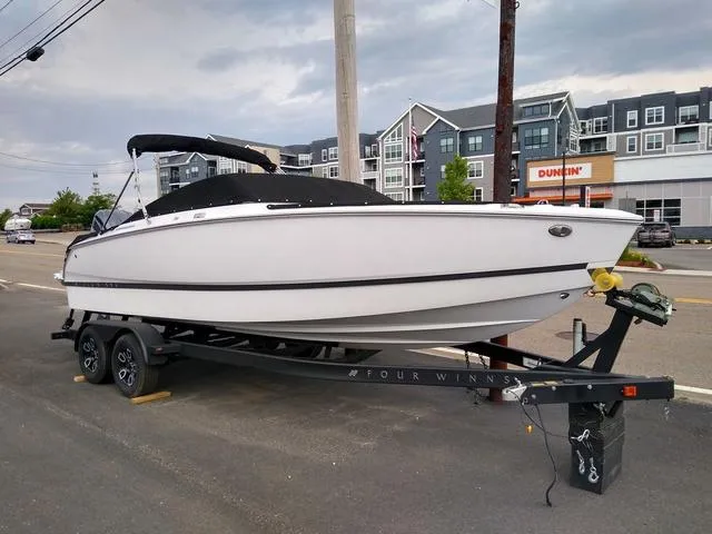 Slide: The Image of Four Winns H4C Horizon 2022 - 1