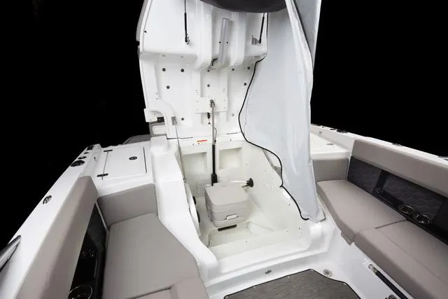 Slide: The Image of Four Winns H4C Horizon 2022 - 4