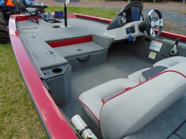 Slide: The Image of 2018 G3 Sportsman 17 boat interior with steering console and seating. - 7