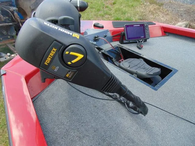Slide: The Image of 2018 G3 Sportsman 17 boat with Minn Kota Fortrex trolling motor and fish finder. - 8