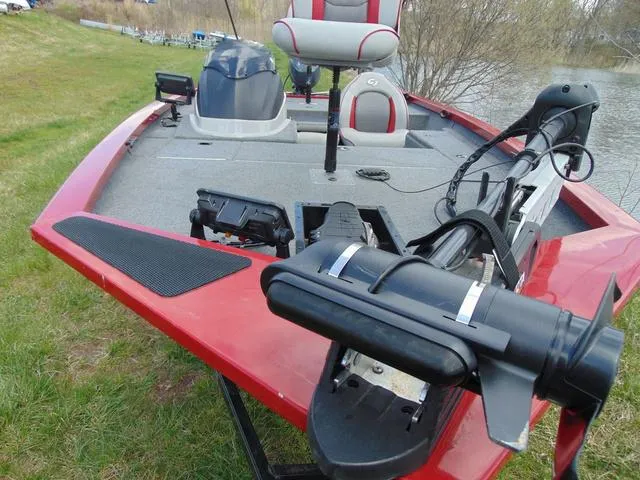 Slide: The Image of 2018 G3 Sportsman 17 fishing boat with red exterior, equipped with trolling motor and seating. - 9