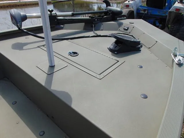 Slide: The Image of 2020 Tracker GRIZZLY® 1648 SC boat deck with trolling motor and storage compartments. - 10