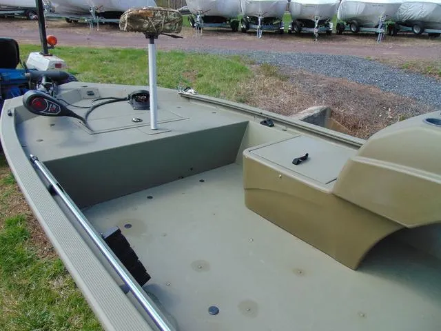 Slide: The Image of 2020 Tracker GRIZZLY® 1648 SC boat interior with steering console and seating. - 7