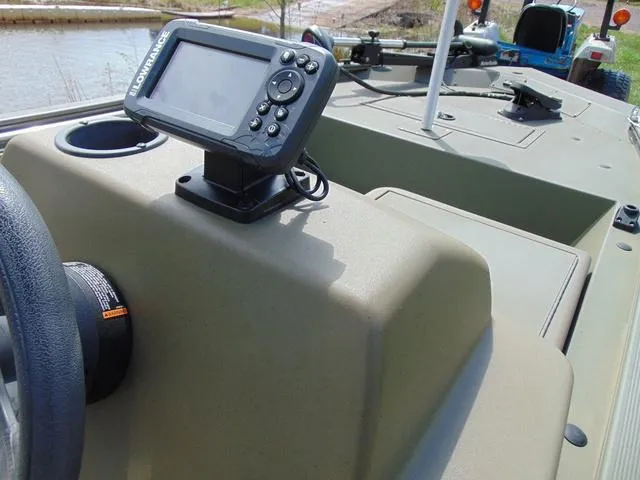 Slide: The Image of 2020 Tracker GRIZZLY® 1648 SC boat dashboard with mounted navigation system. - 9