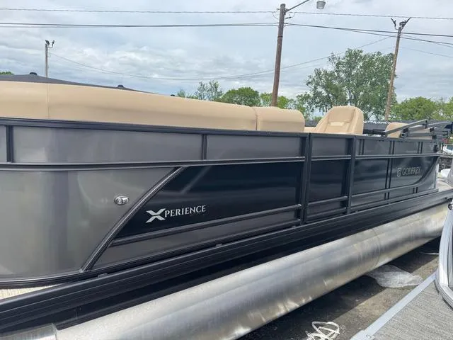 Slide: The Image of Godfrey Sweetwater 2286 SBX Tritoon - 150 Yamaha 2025 - 7