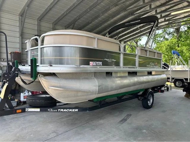 Slide: The Image of Sun Tracker Party Barge 18 DLX 2020 - 38