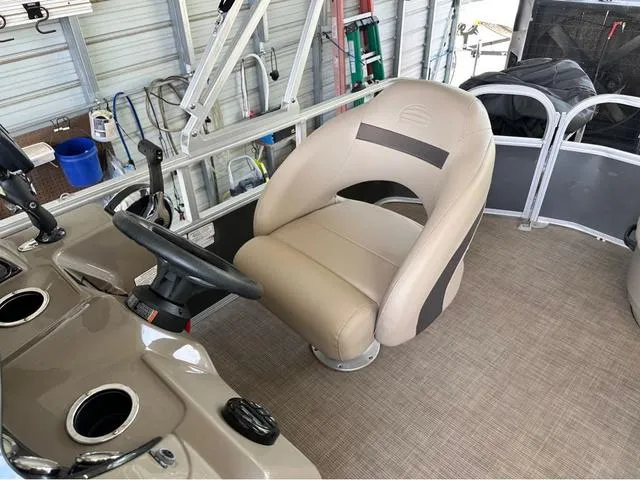 Slide: The Image of Sun Tracker Party Barge 18 DLX 2020 - 41