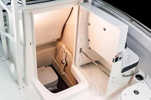 Slide: The Image of Robalo R222EX 2025 - 6