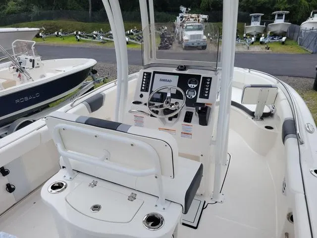 Slide: The Image of Robalo R222 2025 - 3