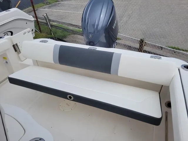 Slide: The Image of Robalo R222 2025 - 6