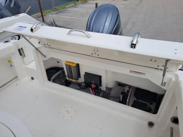 Slide: The Image of Robalo R222 2025 - 8