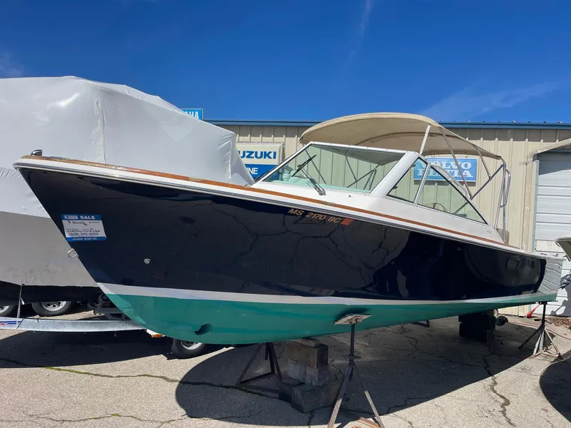 Slide: The Image of 2010 Hunt Yachts Harrier 25 boat on display outdoors under clear blue sky. - 4