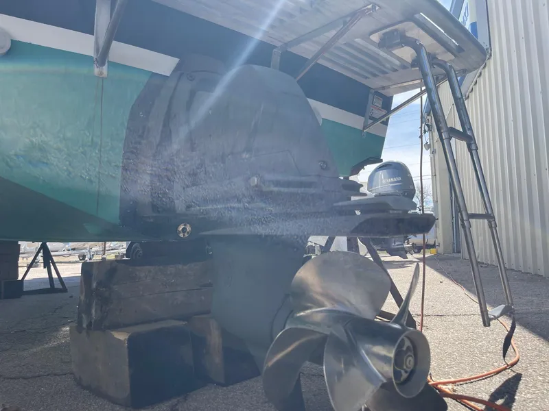 Slide: The Image of Stern view of 2010 Hunt Yachts Harrier 25 with visible propeller and ladder. - 8