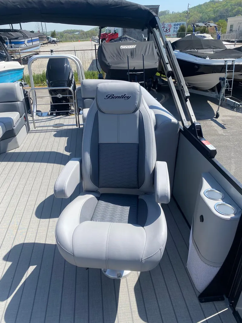 Slide: The Image of 2025 Bentley Pontoons Elite 253 Admiral with luxurious seating and modern design. - 28