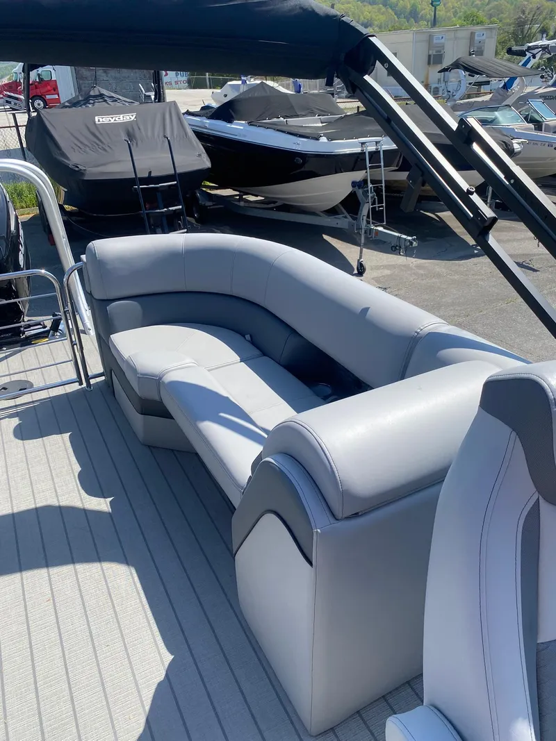 Slide: The Image of 2025 Bentley Pontoons Elite 253 Admiral with luxurious seating on a sunny day. - 30