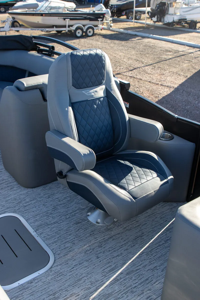 Slide: The Image of Bennington 23 L Bowrider 2025 - 7