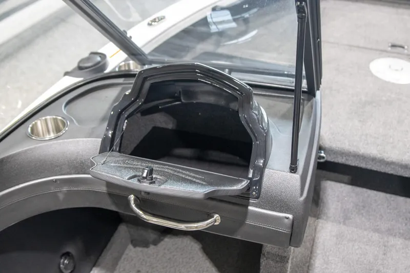 Slide: The Image of Crestliner 1750 Super Hawk 2025 - 4