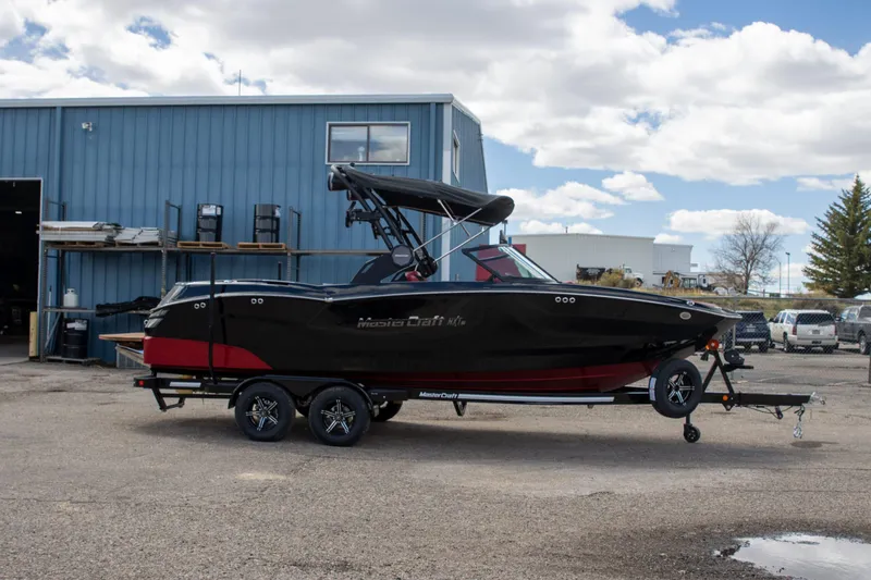 Slide: The Image of MasterCraft NXT23 Icon 2024 - 10