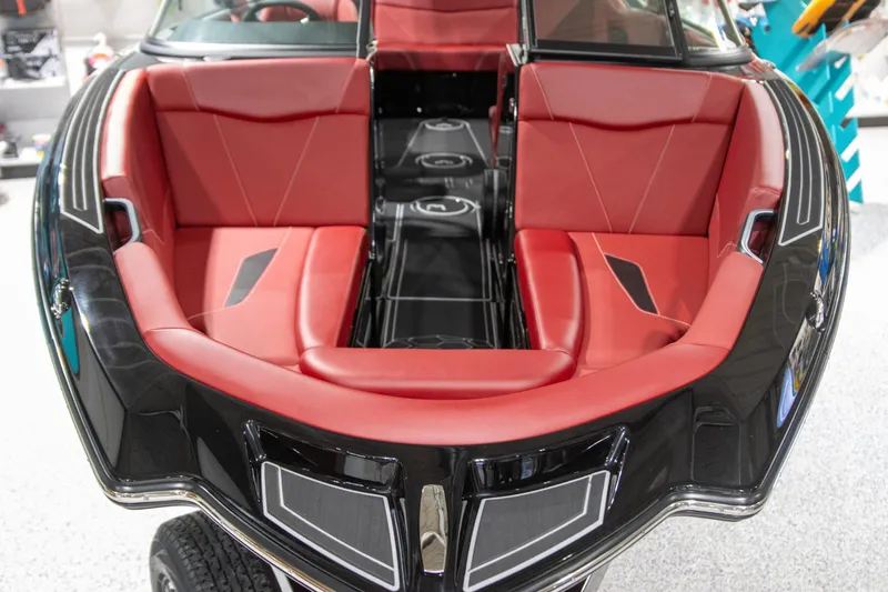 Slide: The Image of MasterCraft NXT23 Icon 2024 - 5