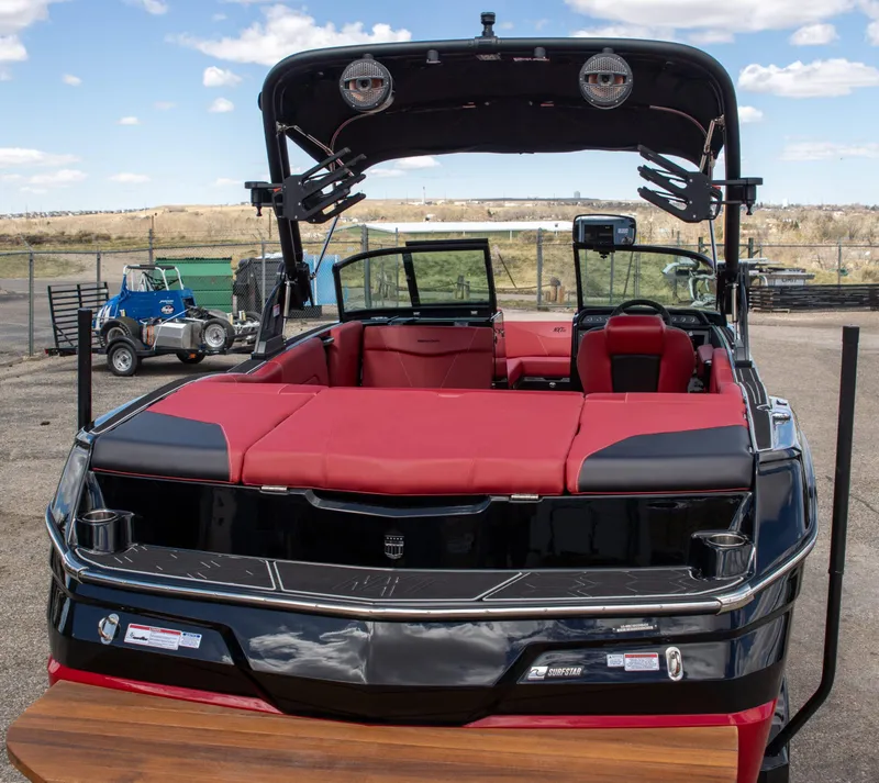 Slide: The Image of MasterCraft NXT23 Icon 2024 - 9