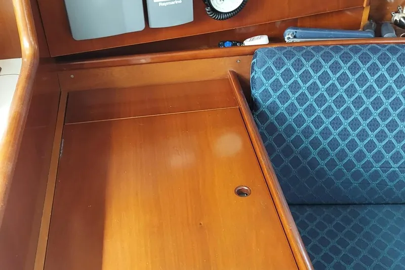 Slide: The Image of Beneteau 331 2002 - 51