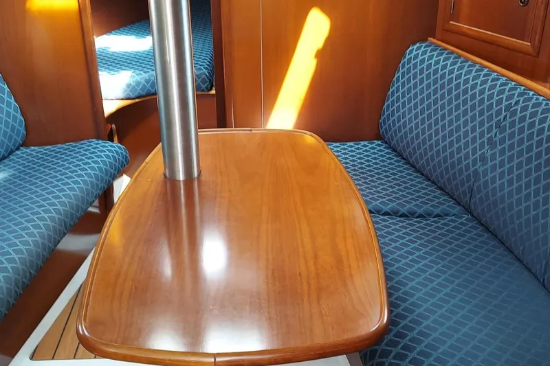 Slide: The Image of Beneteau 331 2002 - 54