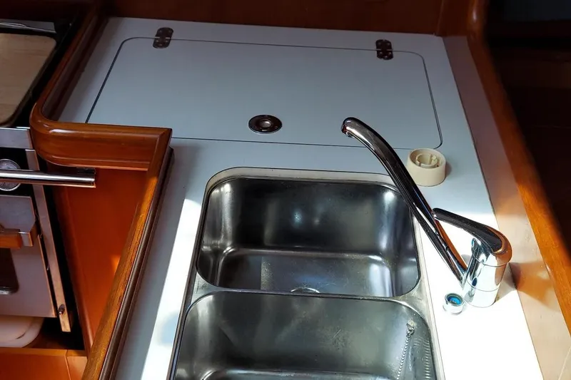 Slide: The Image of Beneteau 331 2002 - 59