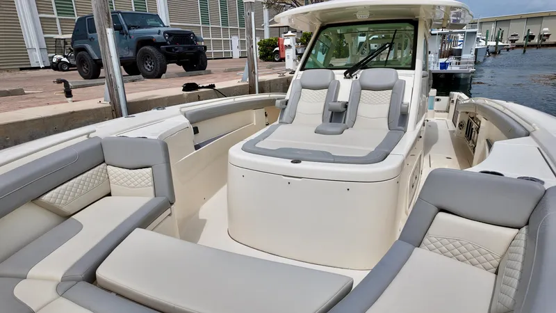 Slide: The Image of Scout 400 LXF 2023 - 10