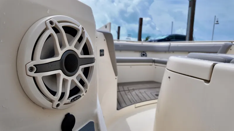 Slide: The Image of Scout 400 LXF 2023 - 11