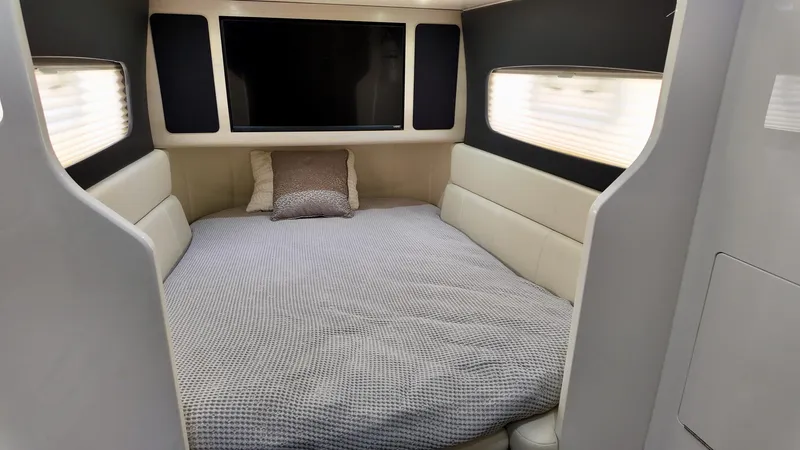 Slide: The Image of Scout 400 LXF 2023 - 13