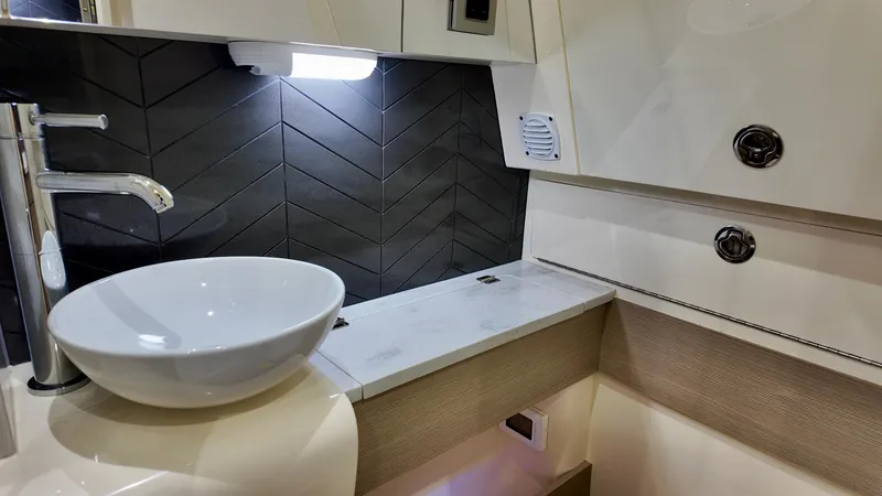 Slide: The Image of Scout 400 LXF 2023 - 15