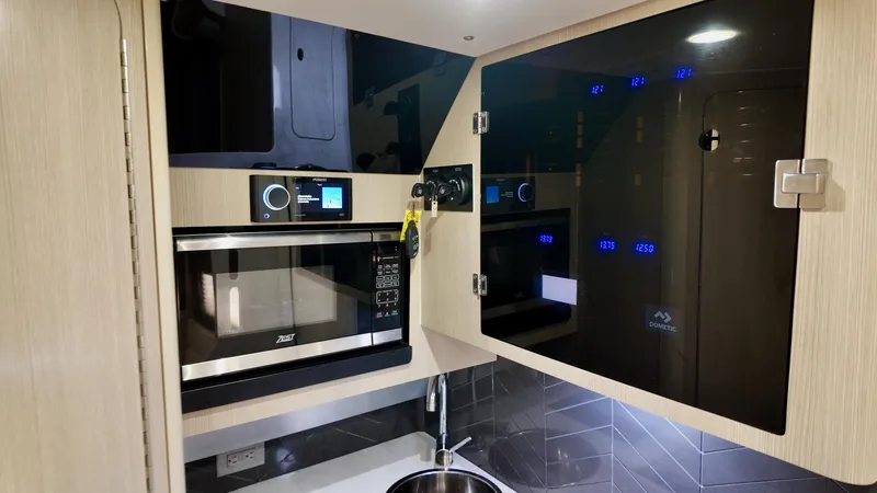 Slide: The Image of Scout 400 LXF 2023 - 16