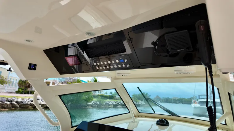 Slide: The Image of Scout 400 LXF 2023 - 5