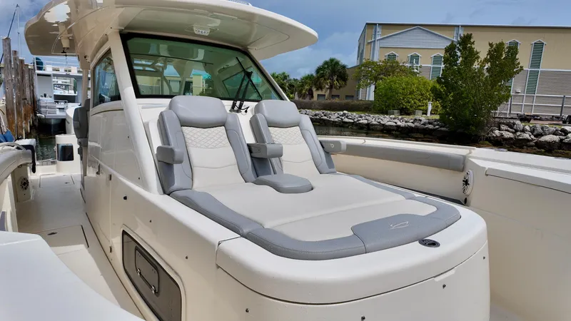 Slide: The Image of Scout 400 LXF 2023 - 9