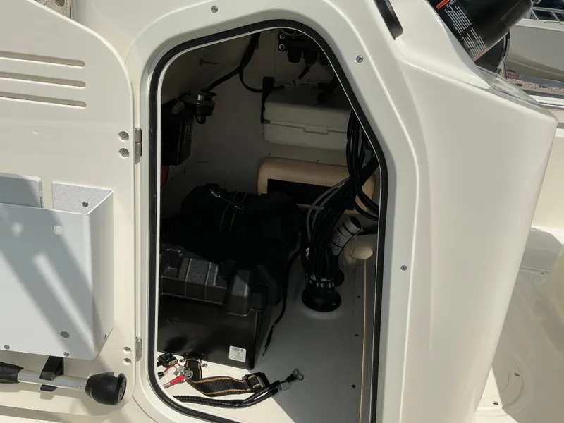 Slide: The Image of Boston Whaler 170 Montauk 2025 - 15