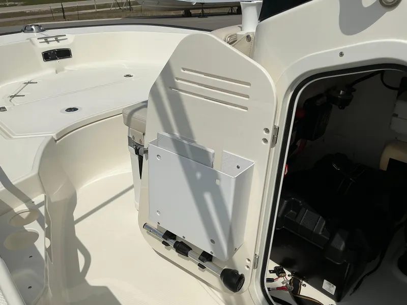 Slide: The Image of Boston Whaler 170 Montauk 2025 - 16