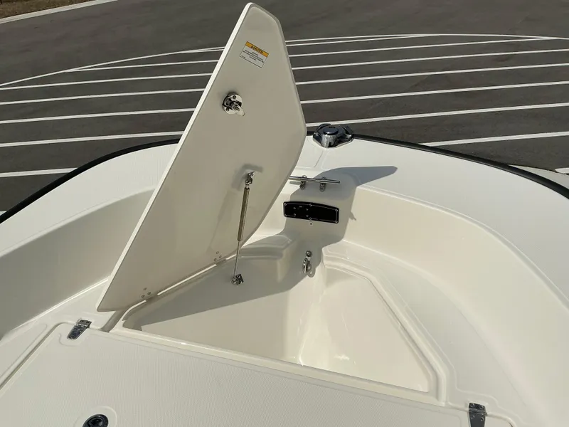 Slide: The Image of Boston Whaler 170 Montauk 2025 - 18