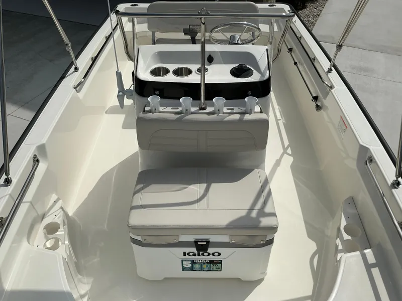 Slide: The Image of Boston Whaler 170 Montauk 2025 - 20