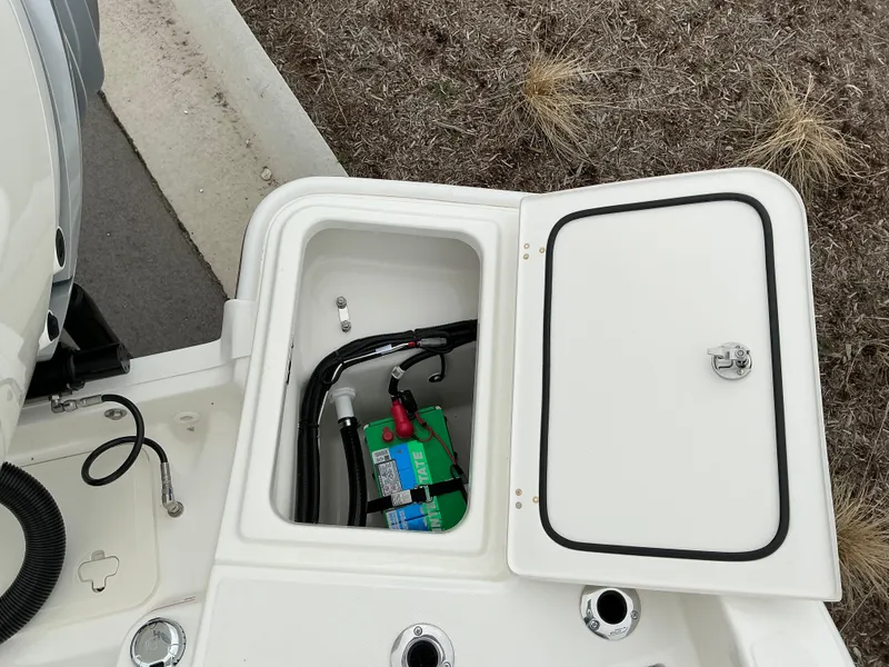 Slide: The Image of Boston Whaler 250 Dauntless 2025 - 16