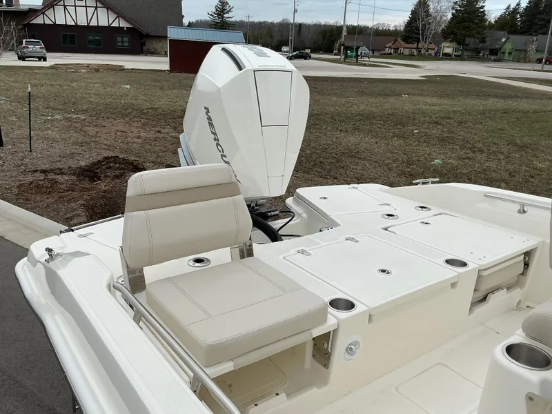 Slide: The Image of Boston Whaler 250 Dauntless 2025 - 3