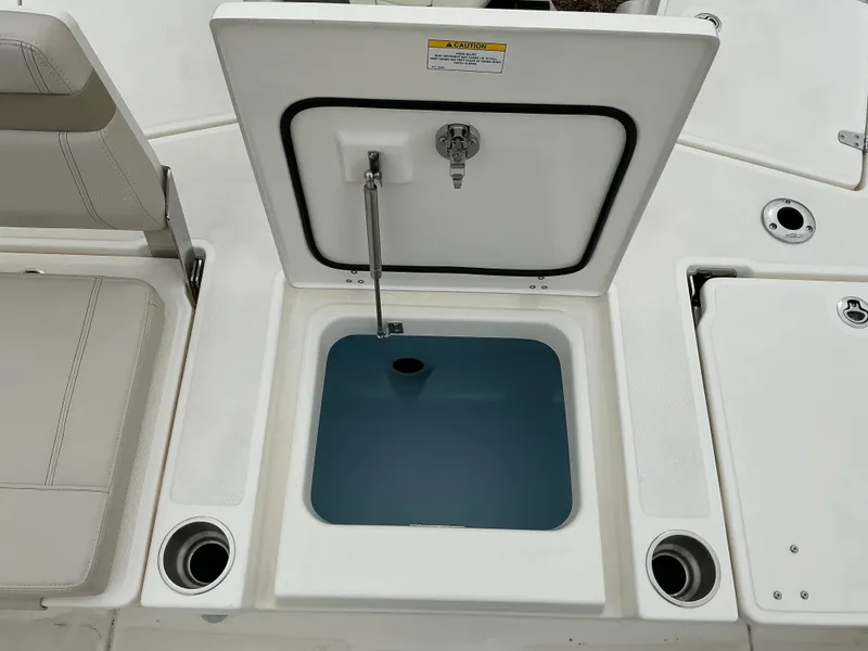 Slide: The Image of Boston Whaler 250 Dauntless 2025 - 4