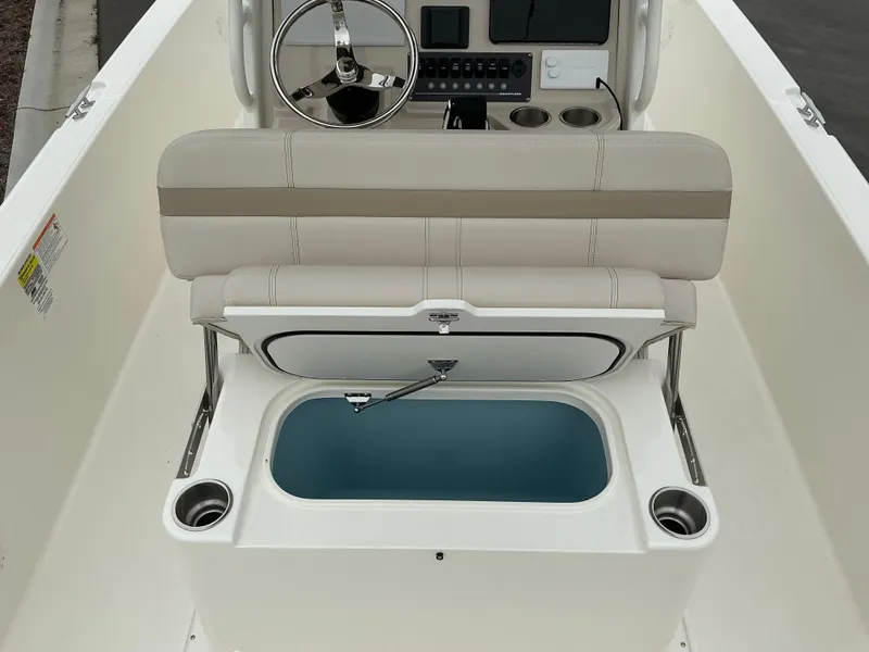 Slide: The Image of Boston Whaler 250 Dauntless 2025 - 7