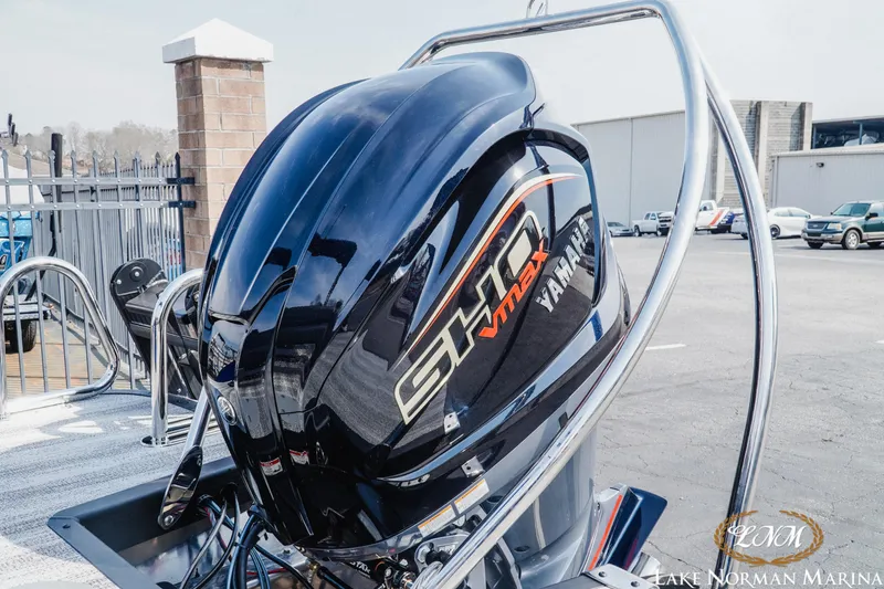 Slide: The Image of 2025 Bennington 23LSB with Yamaha VMAX outboard engine at Lake Norman Marina. - 5