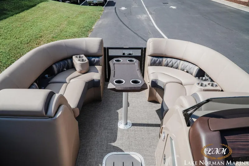 Slide: The Image of Bennington 23LXSFB 2025 - 10