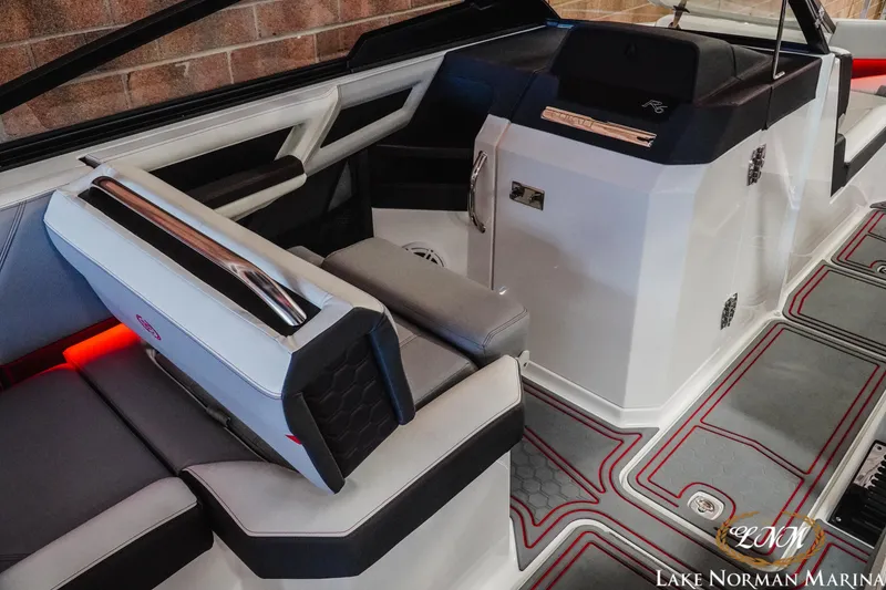 Slide: The Image of Cobalt R6 Surf 2024 - 12