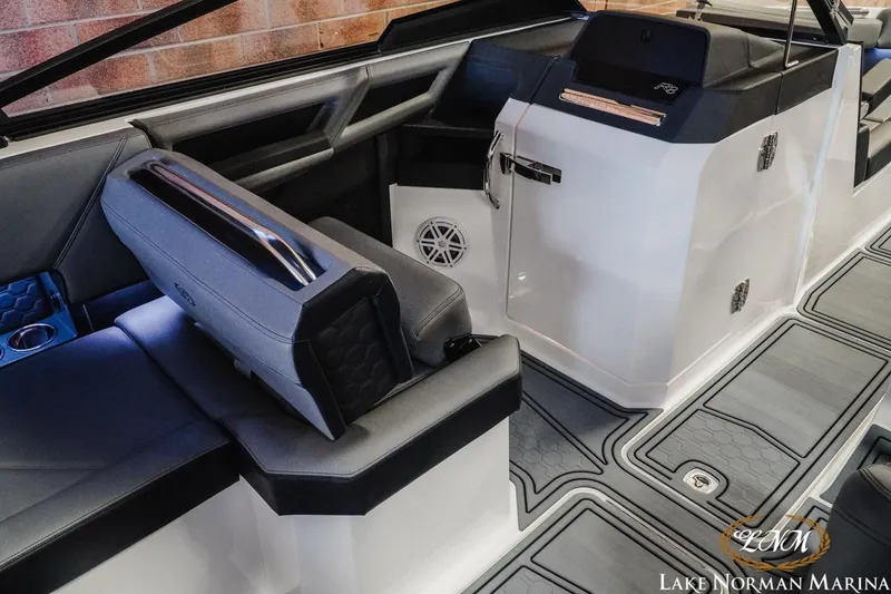 Slide: The Image of Cobalt R8 Surf 2025 - 13