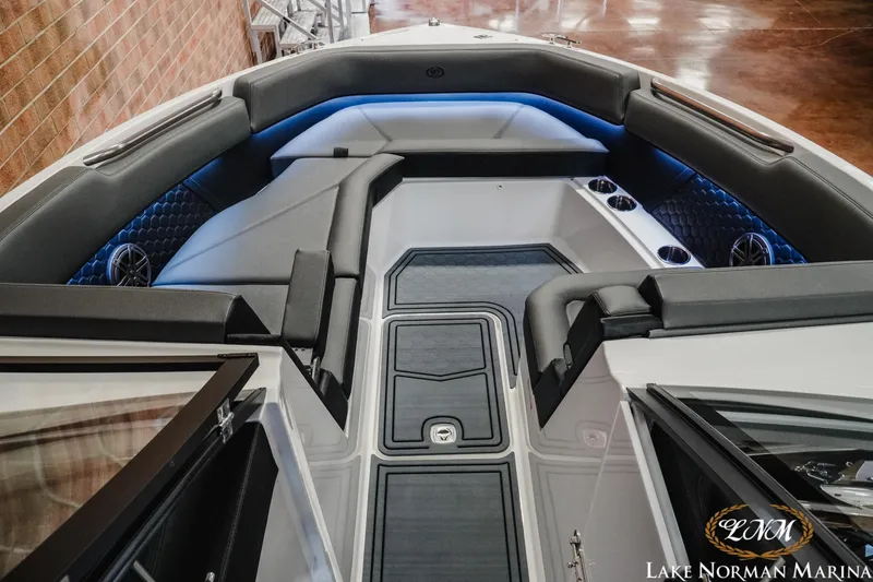 Slide: The Image of Cobalt R8 Surf 2025 - 15