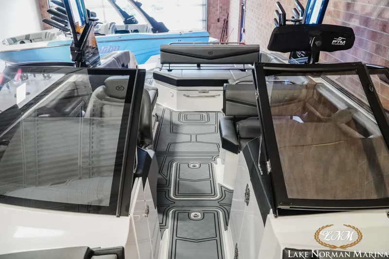 Slide: The Image of Cobalt R8 Surf 2025 - 17