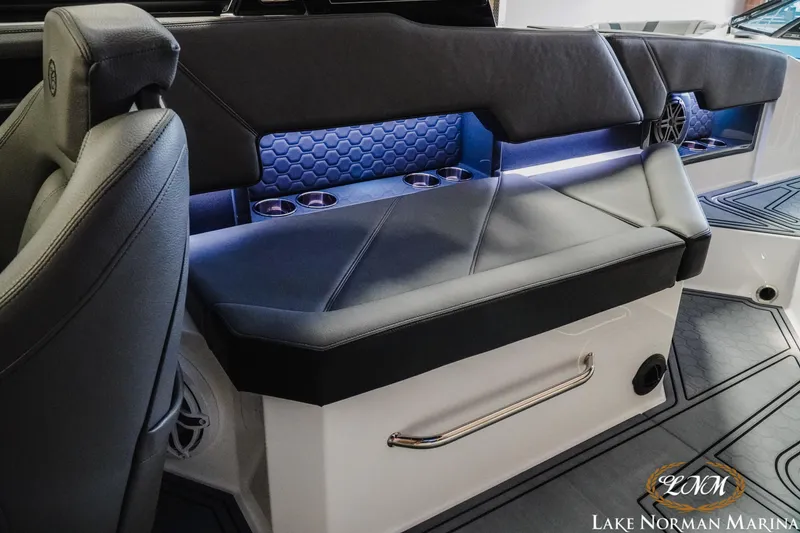 Slide: The Image of Cobalt R8 Surf 2025 - 21