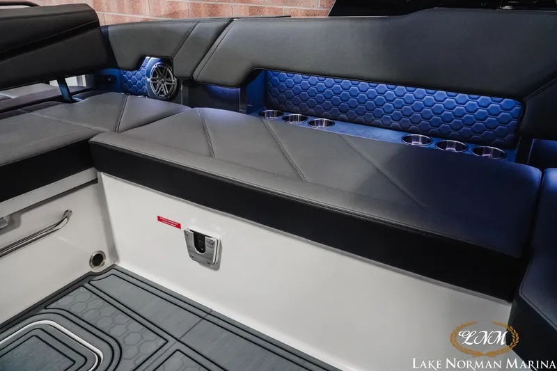 Slide: The Image of Cobalt R8 Surf 2025 - 22